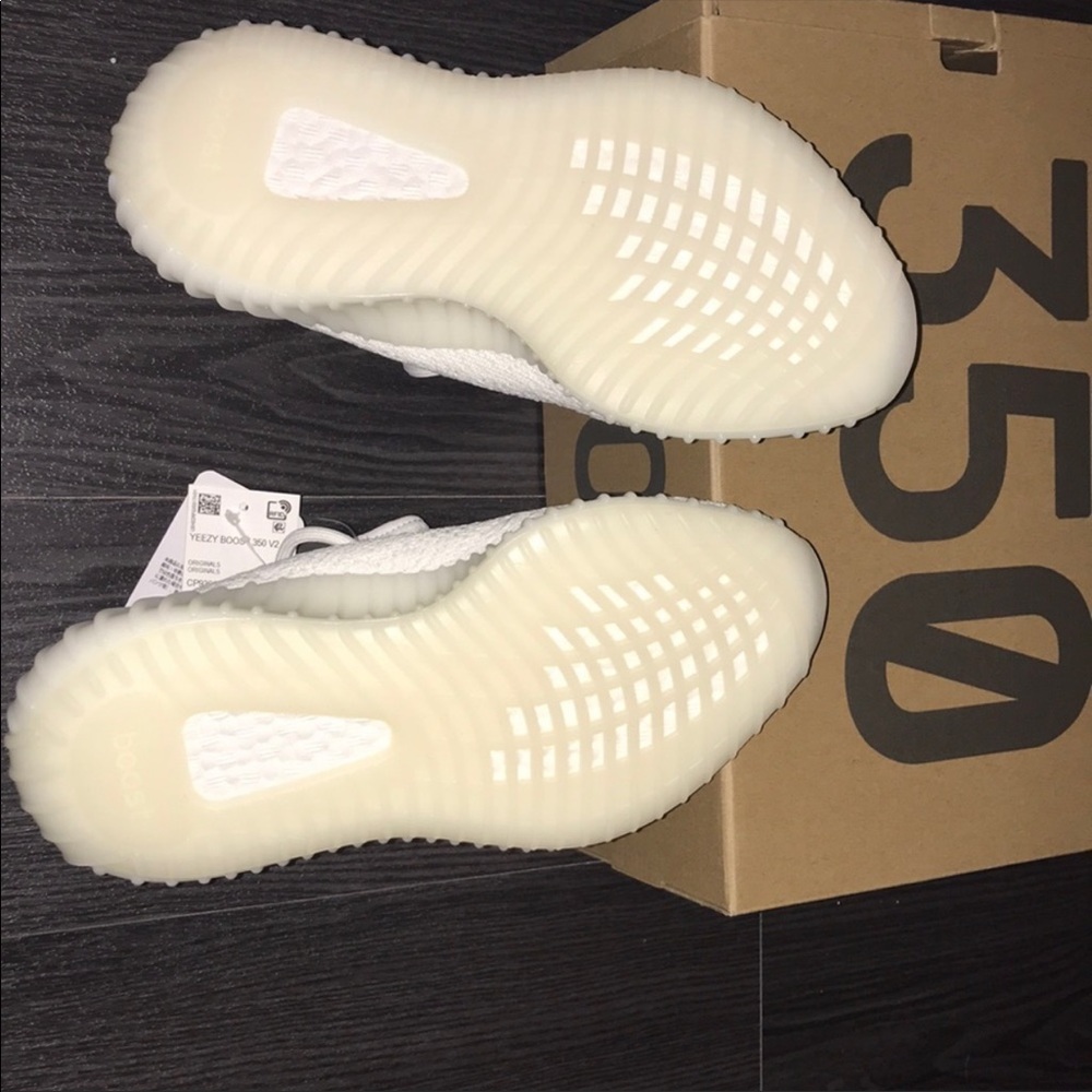 Yeezy Boost 350 triple white V2 - Picture 3 of 3